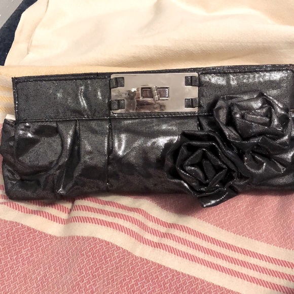 Charcoal clutch with rosettes - Picture 1 of 2
